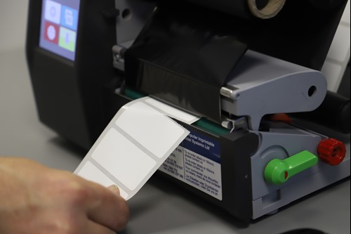 Using the printer's tear bar to remove a label